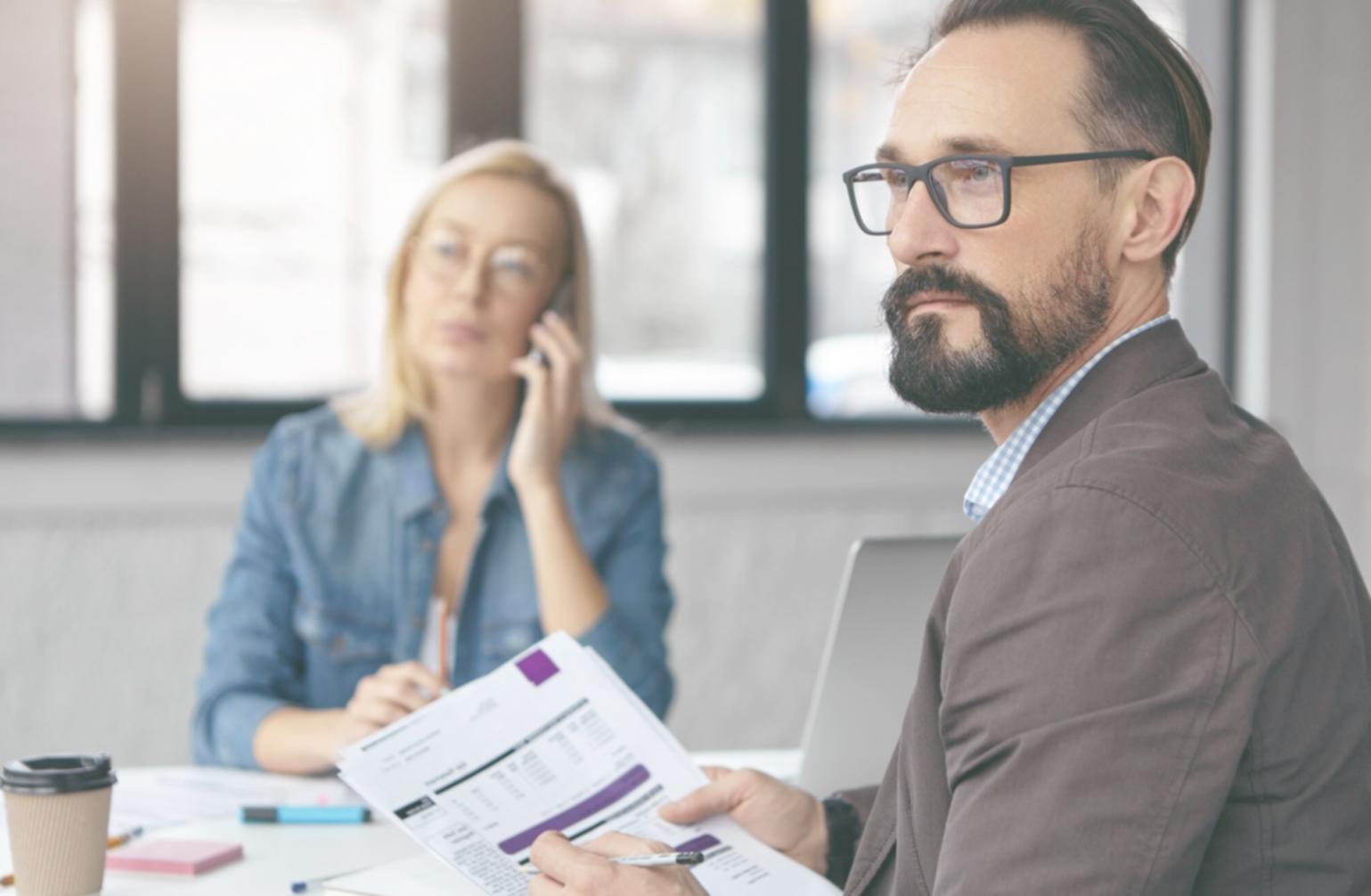 Análisis financiero profesional con gráficos y datos empresariales